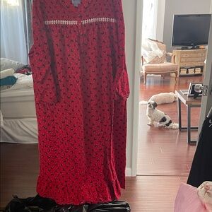Laura Scott Red and Black Patterned Nightgown